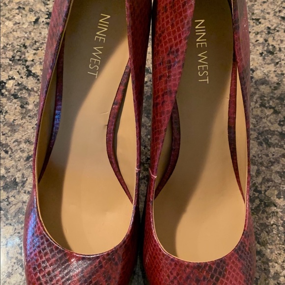 Like new! Red/black pumps - Picture 2 of 4